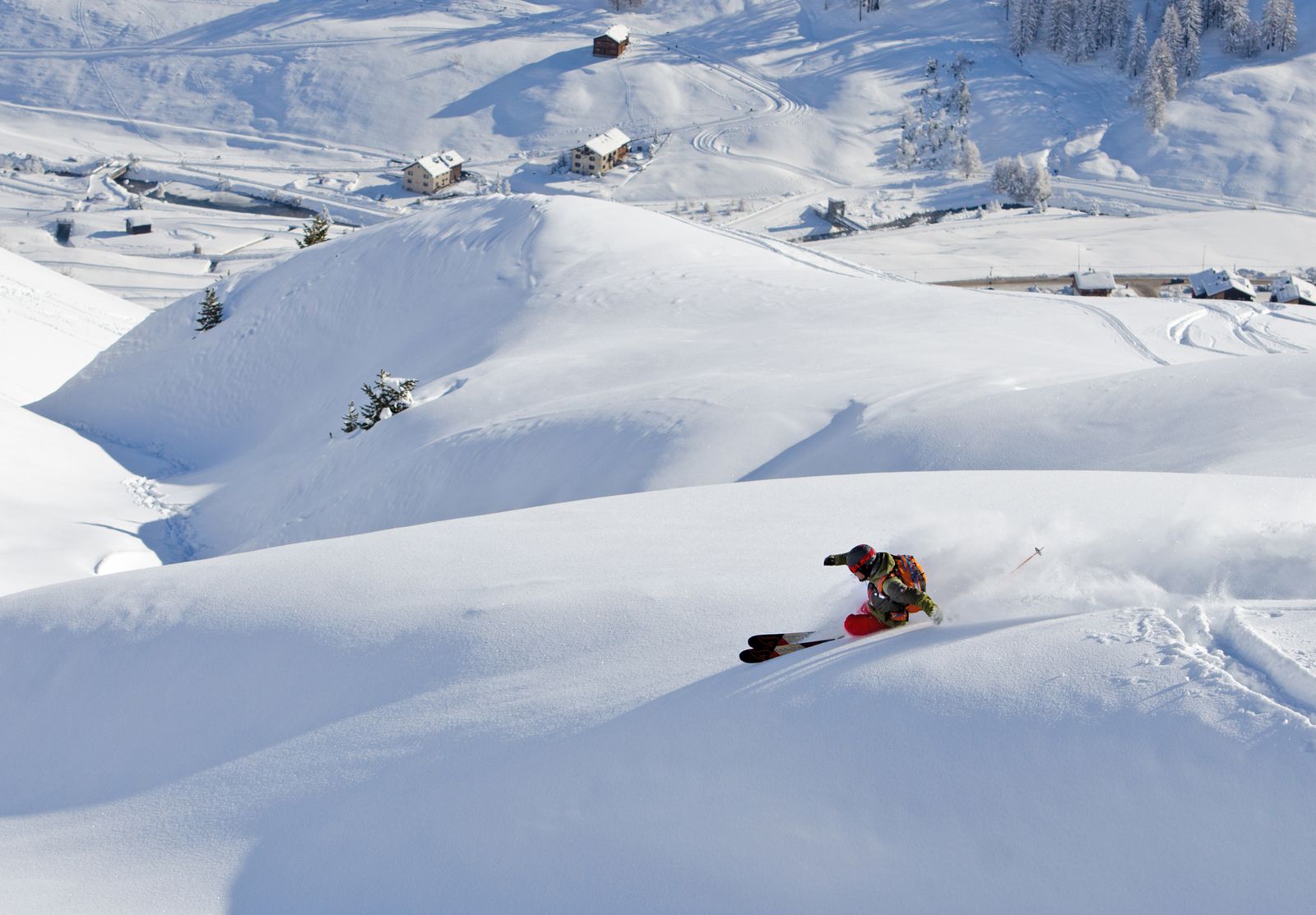 Sciatore in neve fresca sopra Livigno