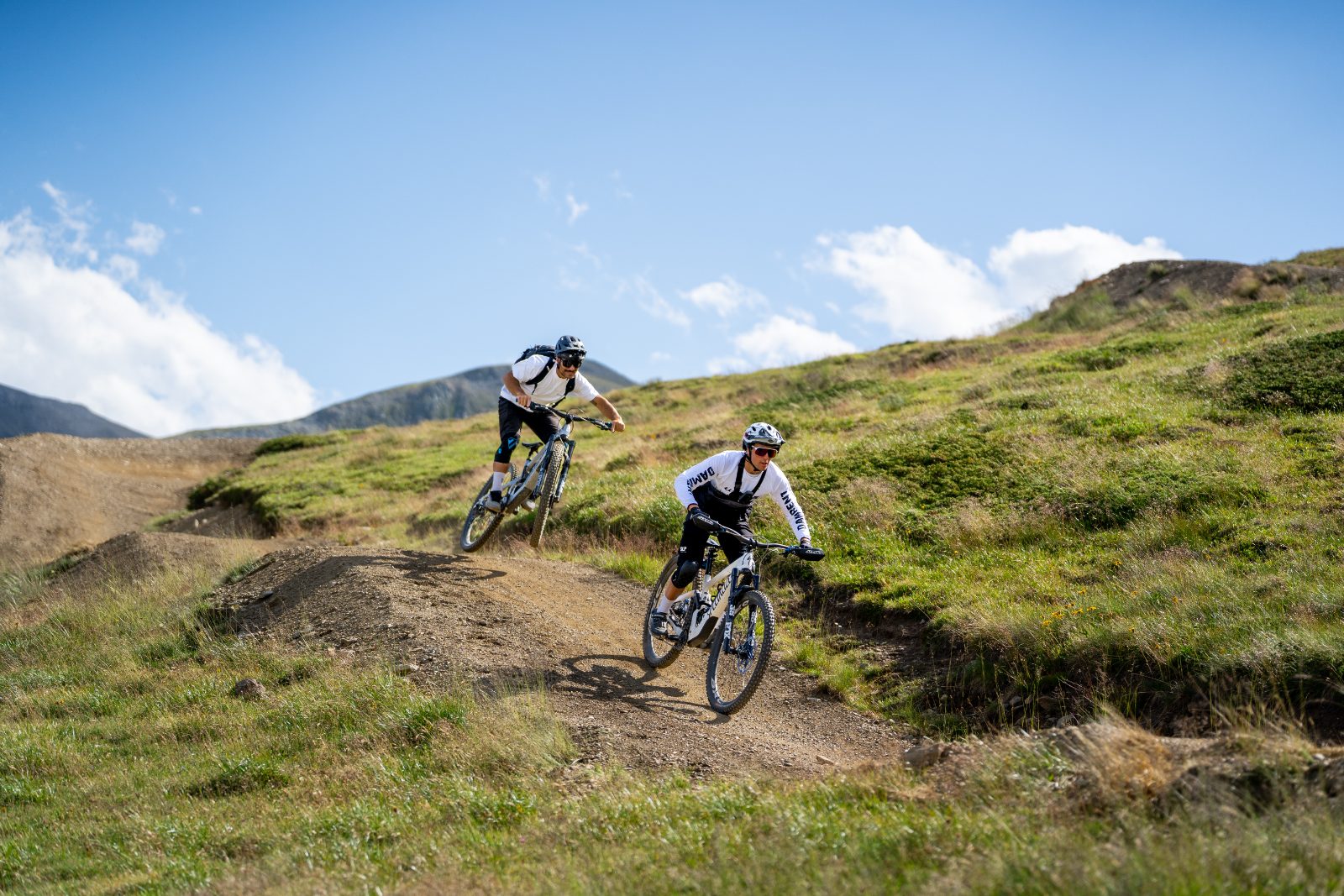 Due biker su un trail sopra Livigno